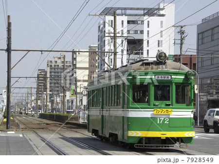 堺の市街地を走る阪堺電車 7928549
