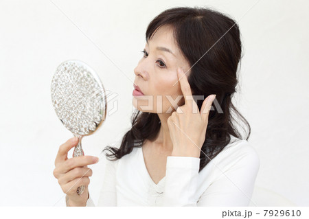 顔のしわを気にする女性 7929610