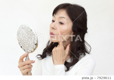 顔のしわを気にする女性 顔のしわを気にする女性 7929611