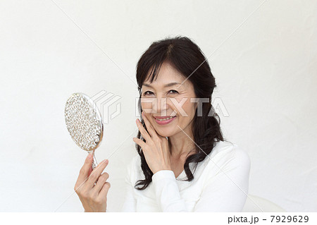 化粧品で美しくなった中年女性 7929629