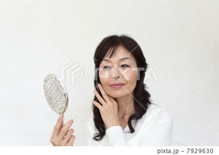化粧品で美しくなった中年女性 7929630