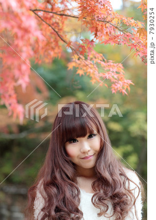 若い女性　紅葉 7930254