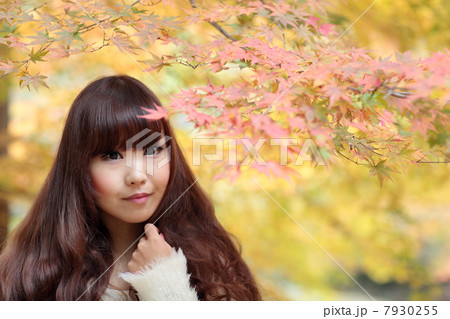 若い女性 紅葉 若い女性 紅葉 7930255