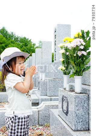 お墓詣り 7930734