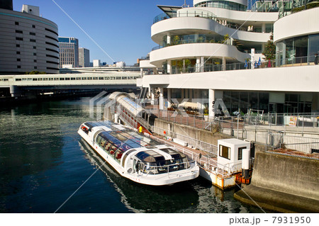 横浜東口と遊覧船 7931950