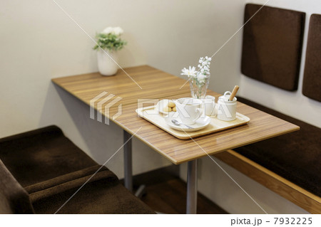 テーブルにおかれたティーセット 7932225