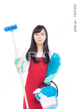 掃除をする女性 7932301