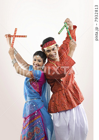 Gujarati couple performing dandiya 7932813