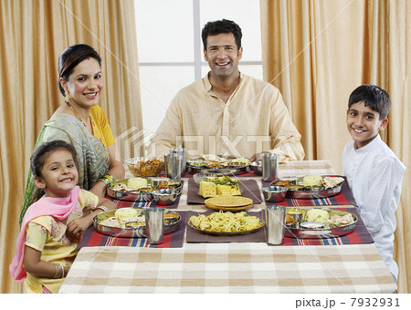 Gujarati family having lunch 7932931