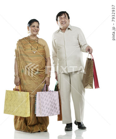 Gujarati couple with shopping bags 7932937