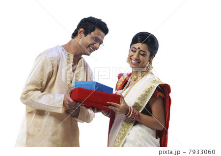 Bengali couple holding gifts Bengali couple holding gifts 7933060