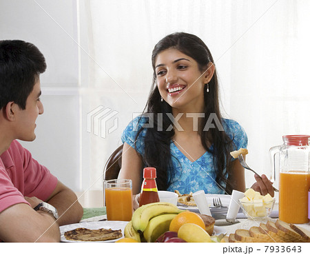 Brother and sister having breakfast 7933643
