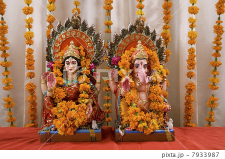 Ganesh and Lakshmi idols 7933987