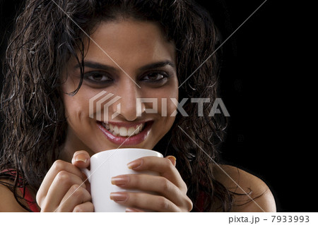 Close-up of a woman holding a mug 7933993