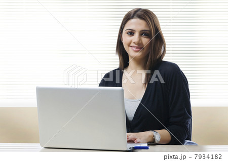 Portrait of a businesswoman working on a laptop 7934182