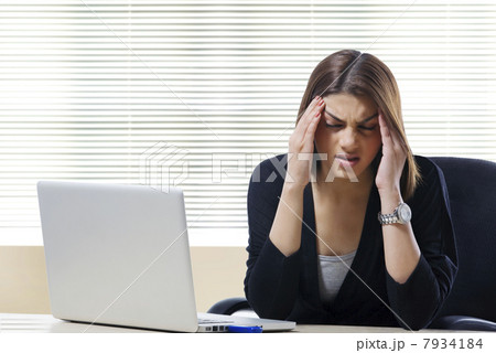 Businesswoman getting a headache at work 7934184