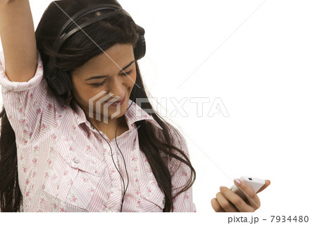 Girl listening to music on her mobile phone 7934480