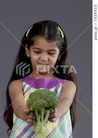 Girl holding broccoli 7934910