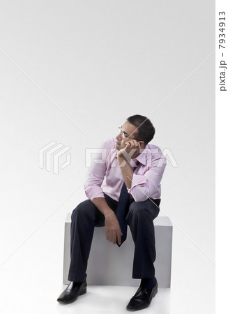 Businessman sitting 7934913