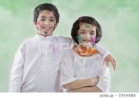 Boy and girl posing together 7934989