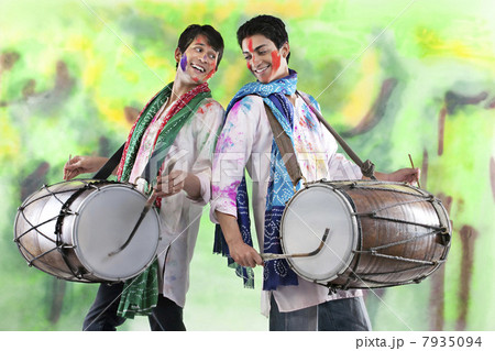 Two men playing on dhols 7935094