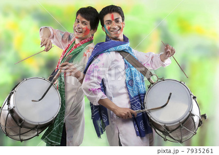 Two men playing on dhols 7935261