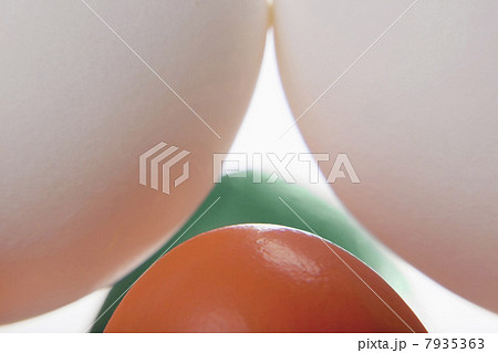 Different coloured eggs 7935363