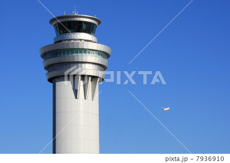 管制塔と旅客機 7936910