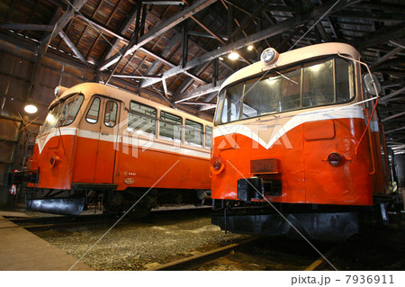 車庫に佇むレールバス 7936911