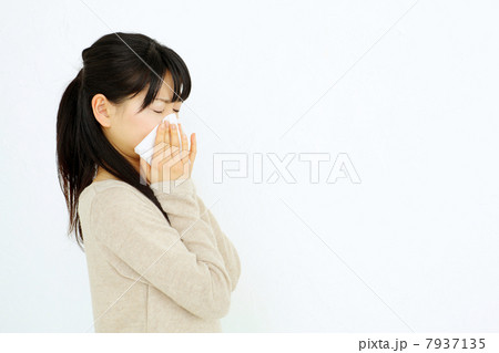 鼻をかむ女性 鼻をかむ女性 7937135