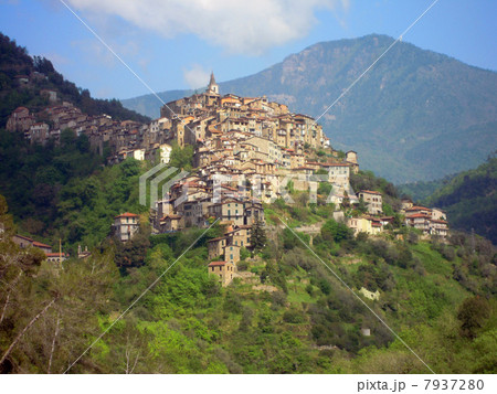 Apricale（アプリカーレ遠景） 7937280