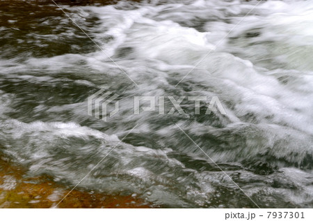 山中温泉・鶴仙渓にある滝【横】 山中温泉・鶴仙渓にある滝【横】 7937301