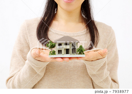 住宅模型を持つ女の子 7938977