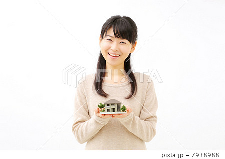 住宅模型を持つ女の子 7938988