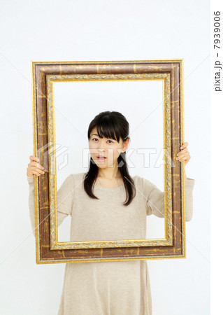 額縁を持つ女の子 7939006