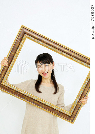 額縁を持つ女の子 7939007
