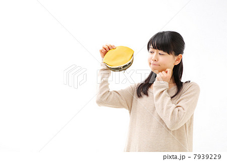 財布をひっくり返す女性 財布をひっくり返す女性 7939229