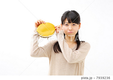 財布をひっくり返す女性 財布をひっくり返す女性 7939236