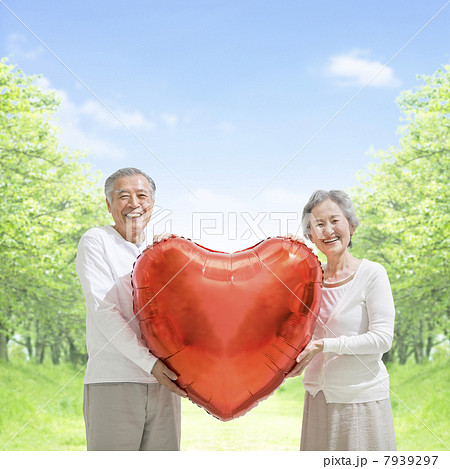 ハートを持つシニア夫婦 7939297