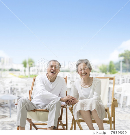 デッキチェアに座るシニア夫婦 7939399