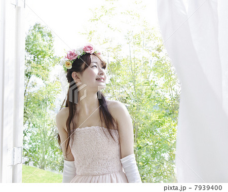 花冠をした女性 7939400