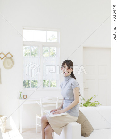 ノートパソコンをする女性 ノートパソコンをする女性 7939440