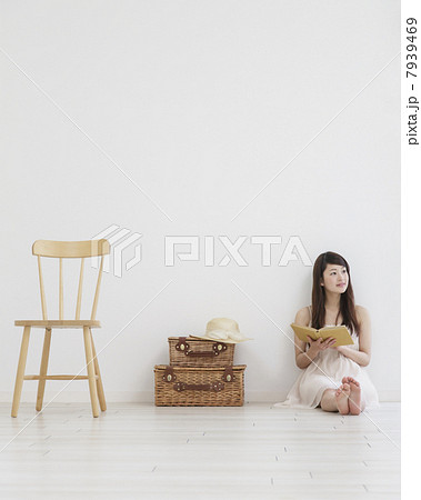 壁にもたれて座る女性 壁にもたれて座る女性 7939469