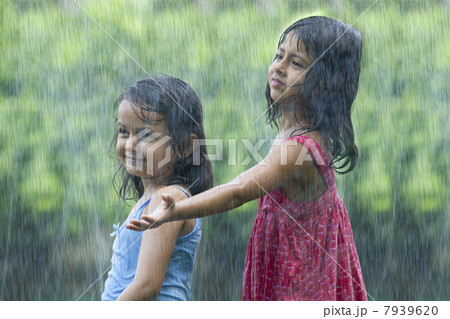 Girls standing in the rain 7939620