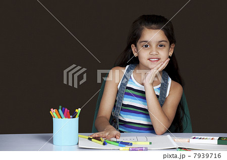 Portrait of smiling girl drawing 7939716