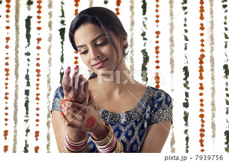 Indian bride wearing bangles Indian bride wearing bangles 7939756