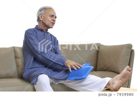 Senior man with knee pain 7939980
