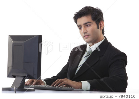 Young businessman using computer at desk 7940110