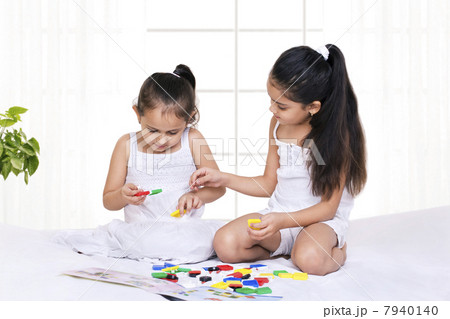 Children playing puzzle game at home Children playing puzzle game at home 7940140