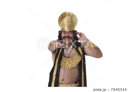Man dressed as Raavan enjoying music 7940334